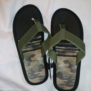 Men's size 8 New CAMO green slides flip flops